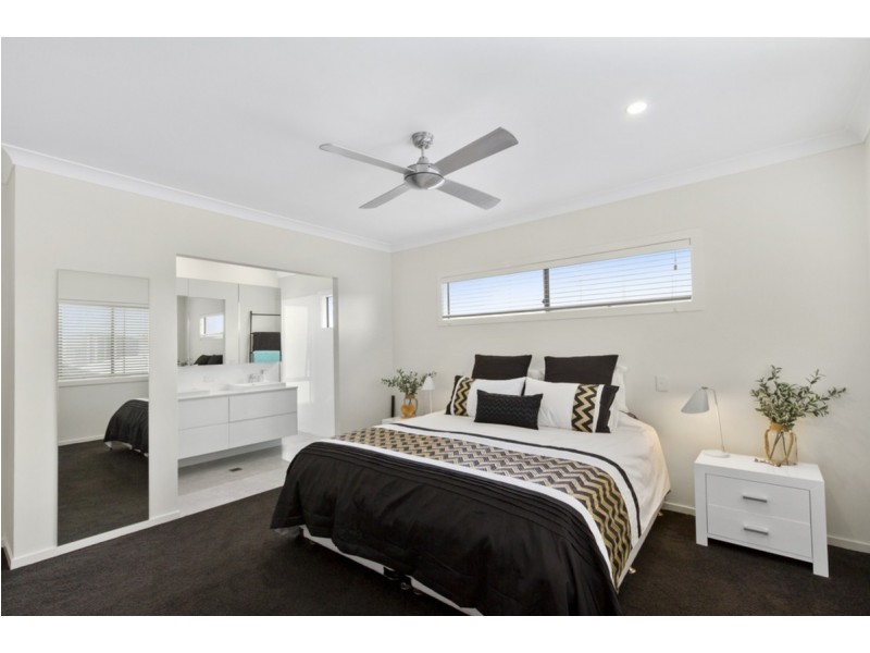 16 Beacon Lane, Hope Island QLD 4212