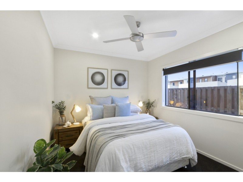 16 Beacon Lane, Hope Island QLD 4212