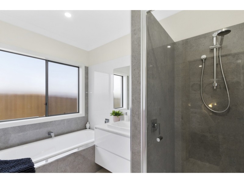 16 Beacon Lane, Hope Island QLD 4212