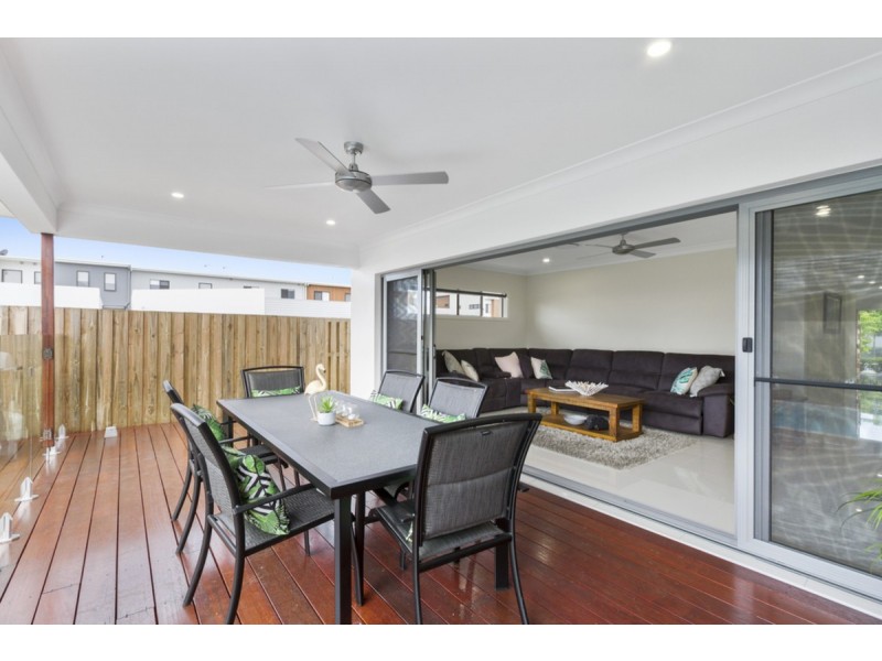 16 Beacon Lane, Hope Island QLD 4212