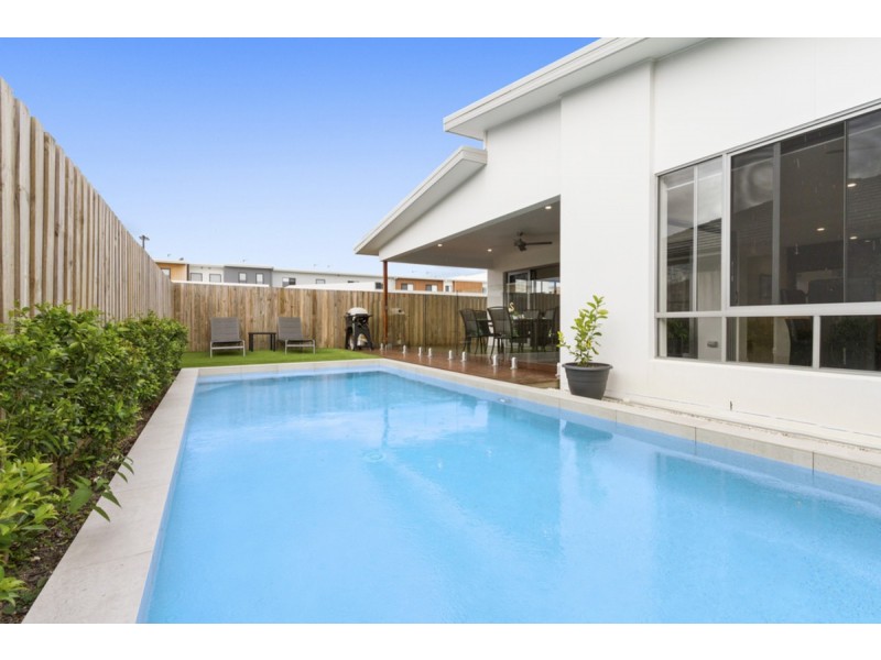16 Beacon Lane, Hope Island QLD 4212