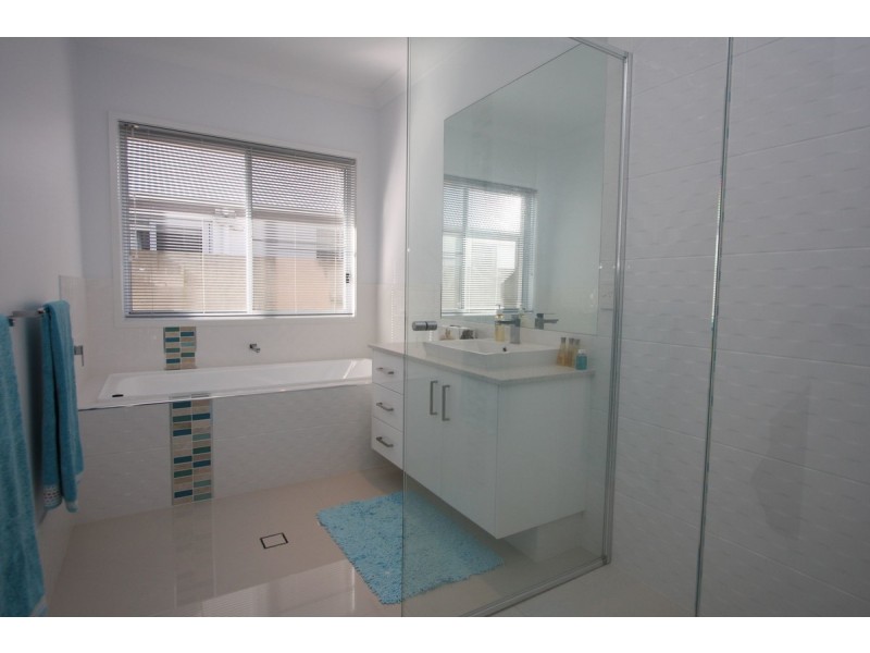 11 Rhodium Crescent, Hope Island QLD 4212