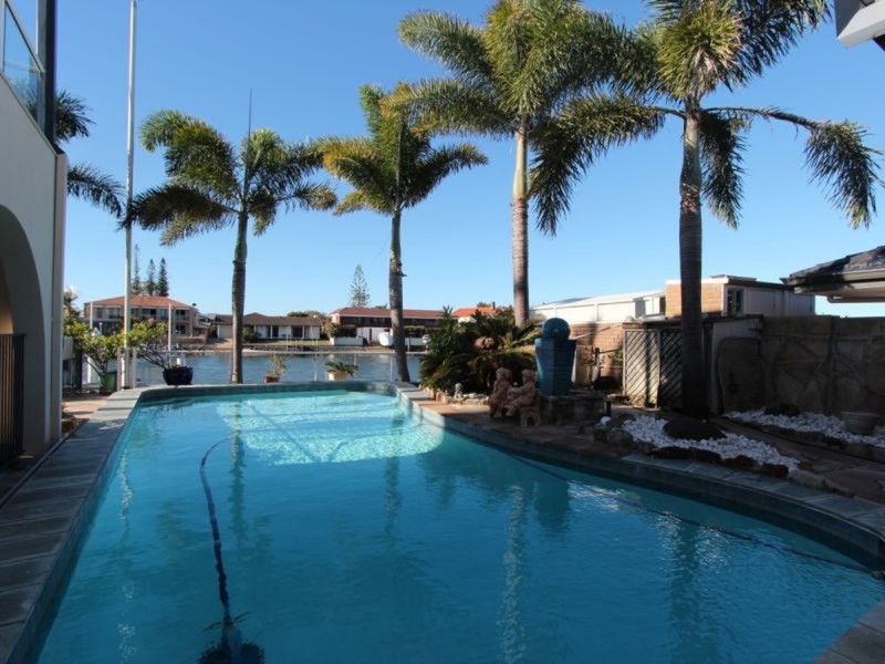 28 Bulolo Avenue, Runaway Bay QLD 4216