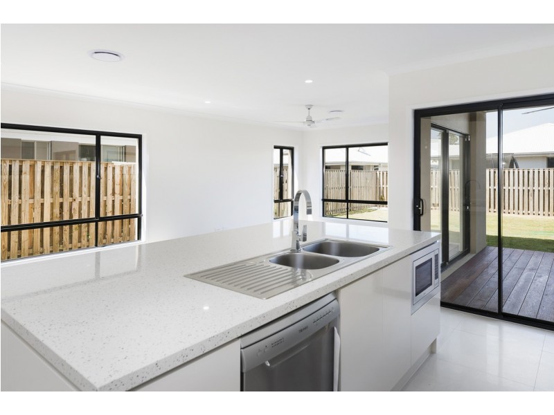 5 Beacon Lane, Hope Island QLD 4212