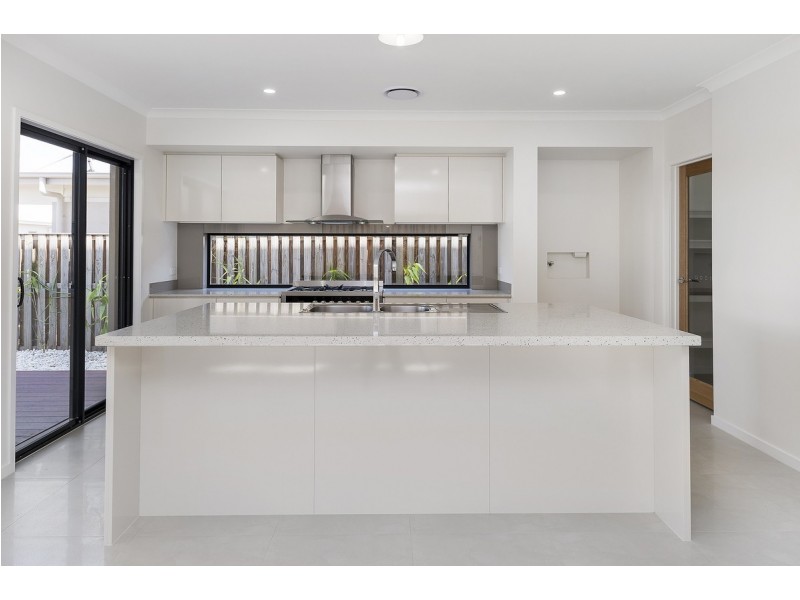 5 Beacon Lane, Hope Island QLD 4212