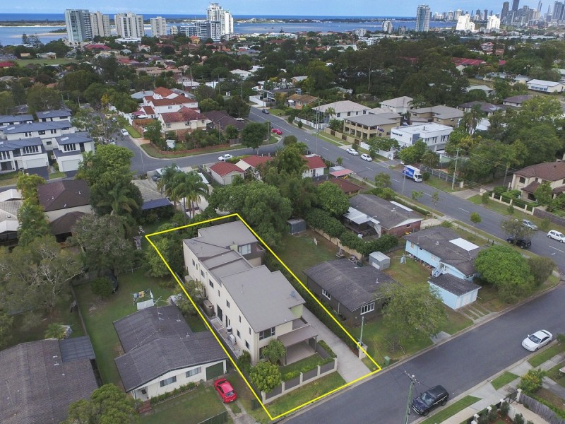 2/5 Wynflo Street, Labrador QLD 4215