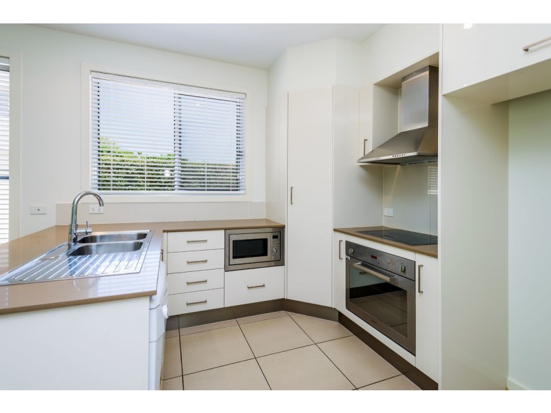 2/5 Wynflo Street, Labrador QLD 4215