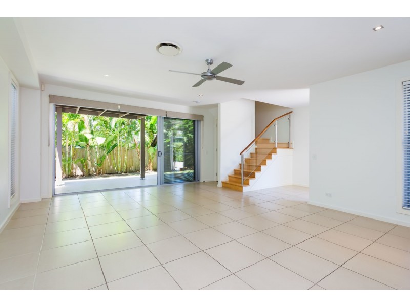 2/5 Wynflo Street, Labrador QLD 4215