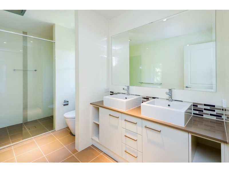 2/5 Wynflo Street, Labrador QLD 4215