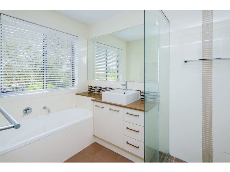 2/5 Wynflo Street, Labrador QLD 4215