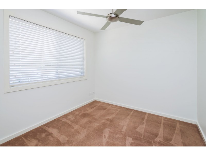 2/5 Wynflo Street, Labrador QLD 4215