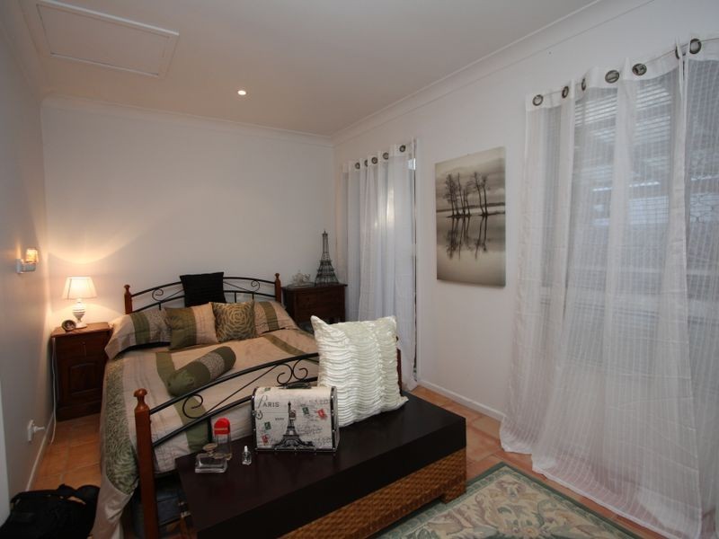 25 Victor Avenue, Paradise Point QLD 4216