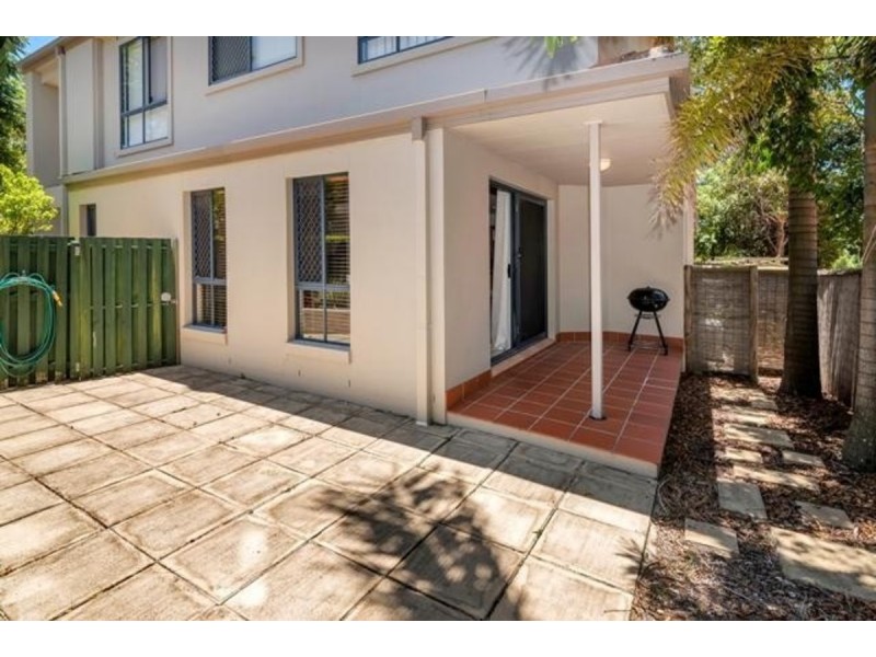 2/120 Pohlman Street, Southport QLD 4215