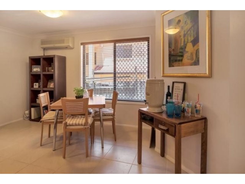 2/120 Pohlman Street, Southport QLD 4215