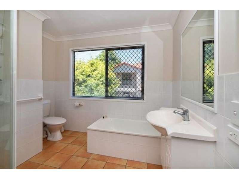 2/120 Pohlman Street, Southport QLD 4215