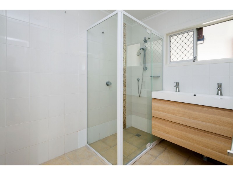 16 St Nicholas Street, Runaway Bay QLD 4216