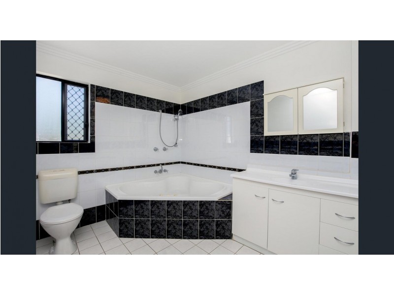 60 Jacaranda Avenue, Hollywell QLD 4216