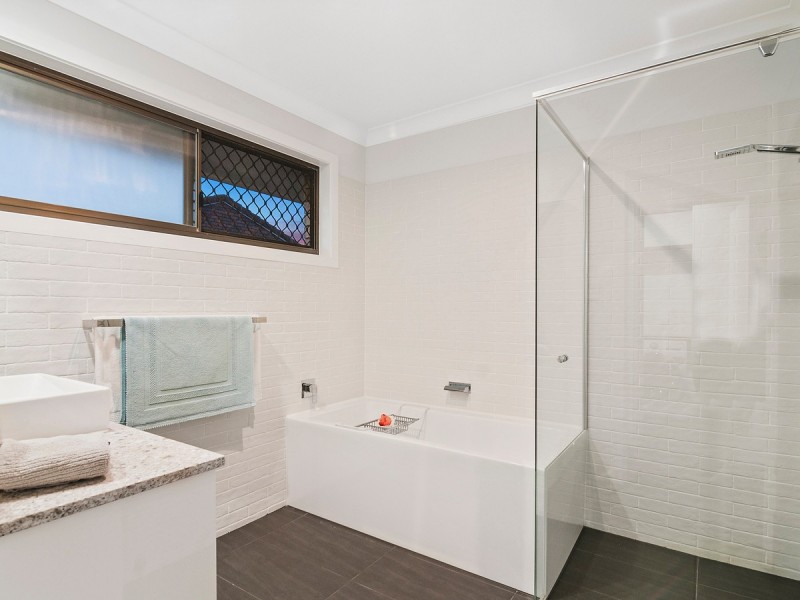 10 Gladiolus Court, Hollywell QLD 4216