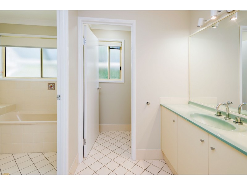 26 Crescent Avenue, Hope Island QLD 4212