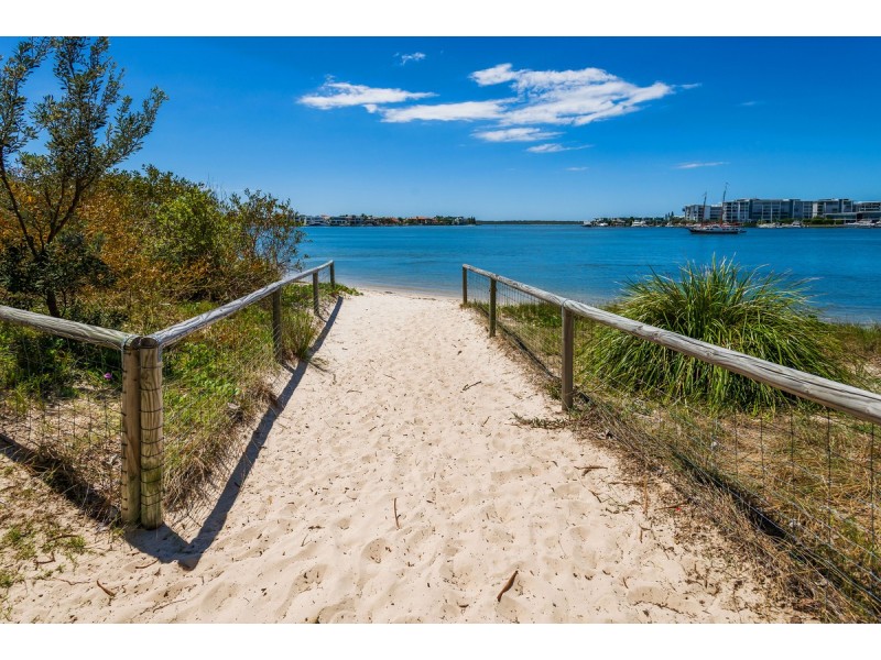 1/23 Victor Avenue, Paradise Point QLD 4216