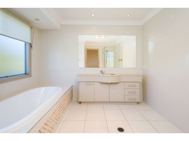 7 Mellum Circuit, Pacific Pines QLD 4211