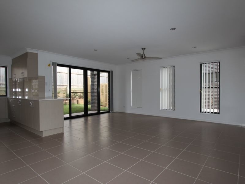 3/6 Fourth Avenue, Labrador QLD 4215