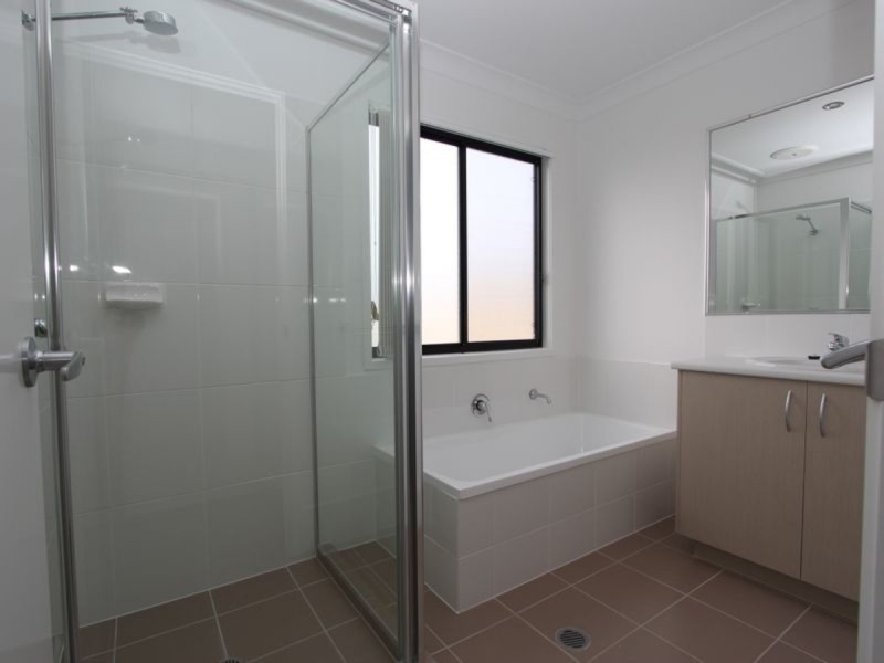 3/6 Fourth Avenue, Labrador QLD 4215