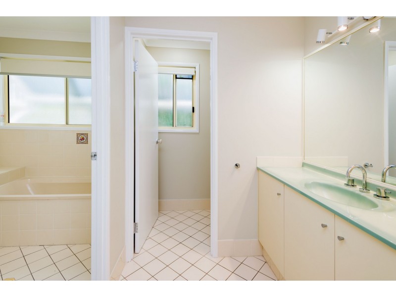 26 Crescent Avenue, Hope Island QLD 4212