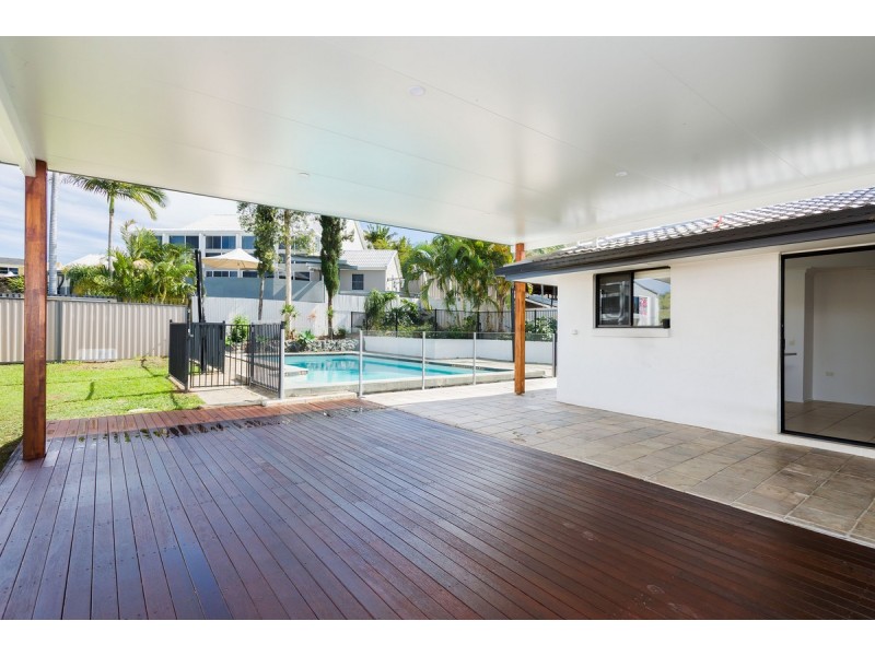 10 Ocean View Street, Benowa QLD 4217