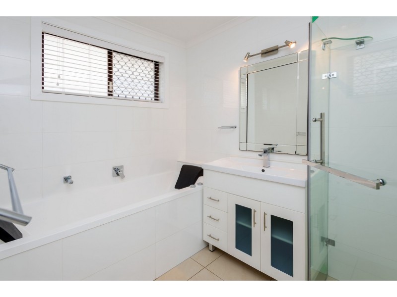 10 Ocean View Street, Benowa QLD 4217