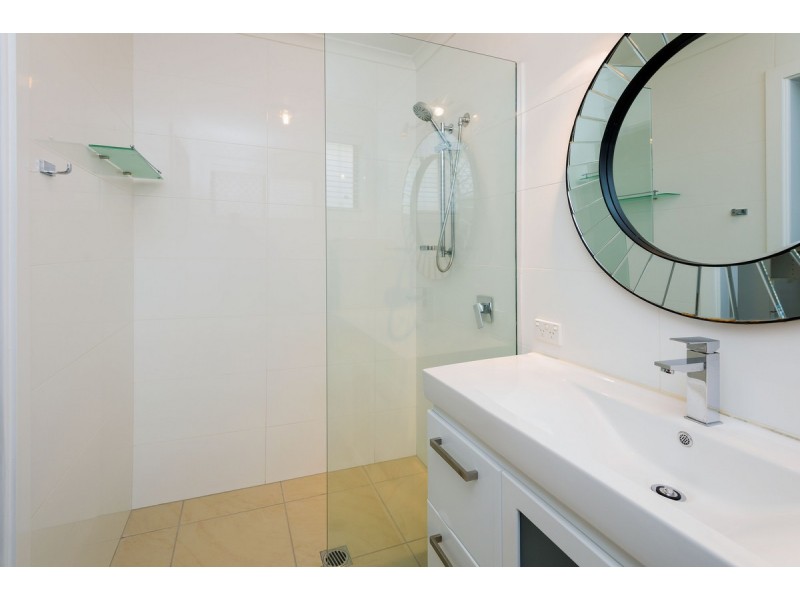 10 Ocean View Street, Benowa QLD 4217
