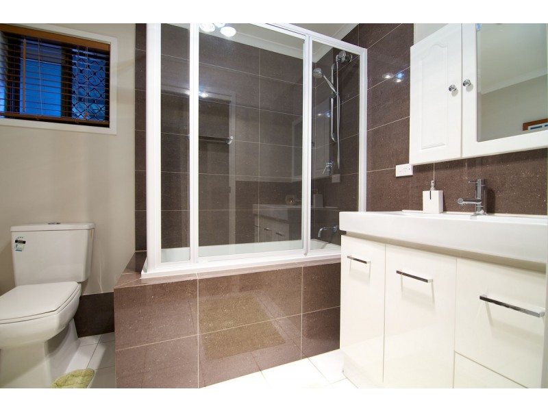 15 Burrinjuck Drive, Coombabah QLD 4216