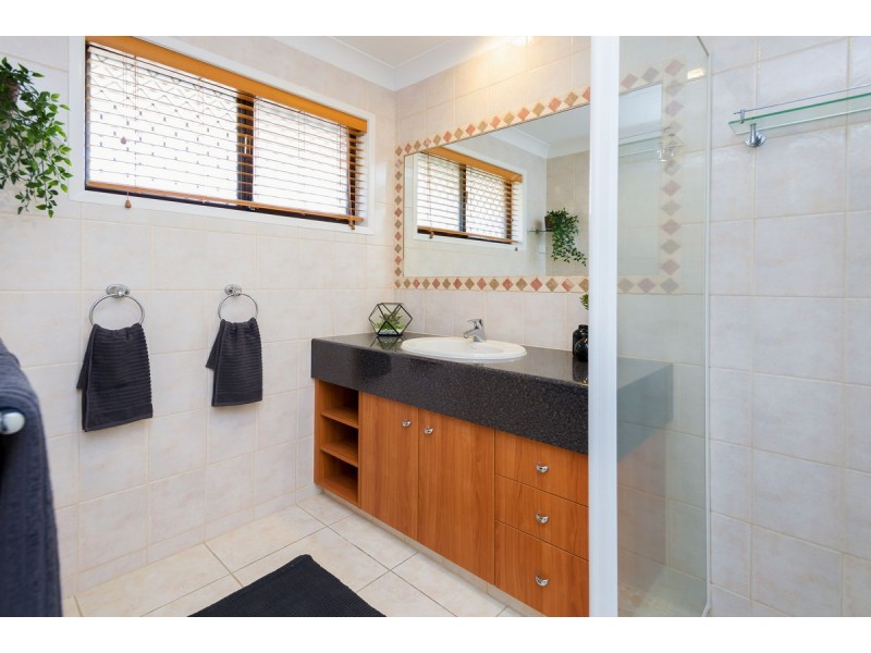 2/23 Victor Avenue, Paradise Point QLD 4216