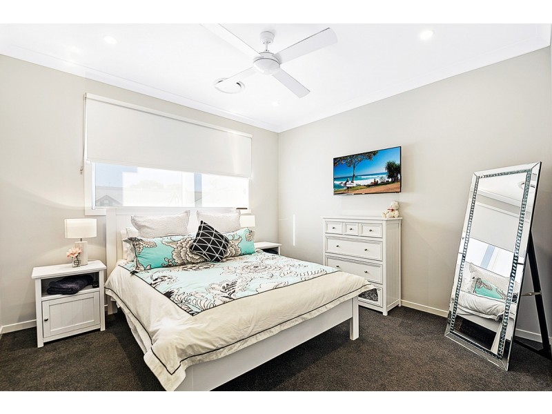 2/31 Milton Avenue, Paradise Point QLD 4216