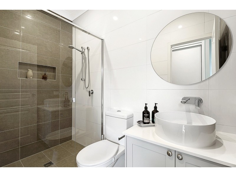 2/31 Milton Avenue, Paradise Point QLD 4216