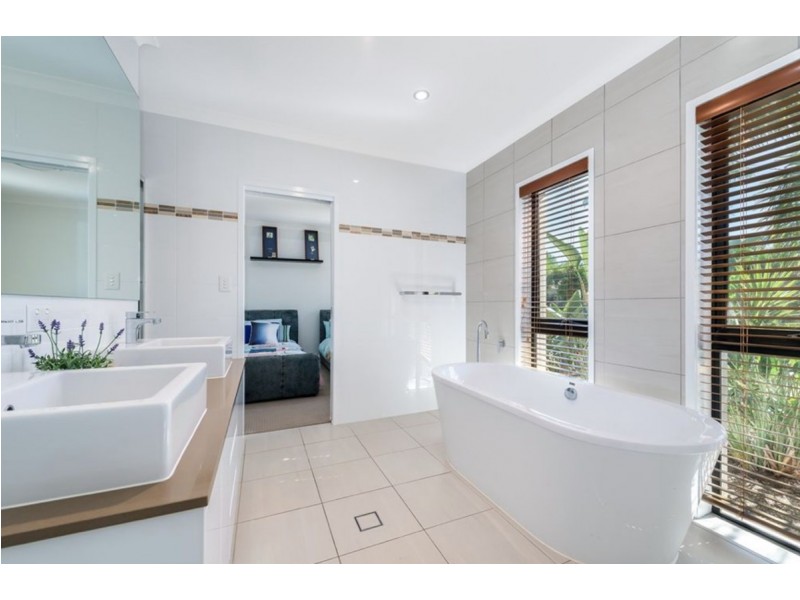 2136 Beaufort Way, Hope Island QLD 4212