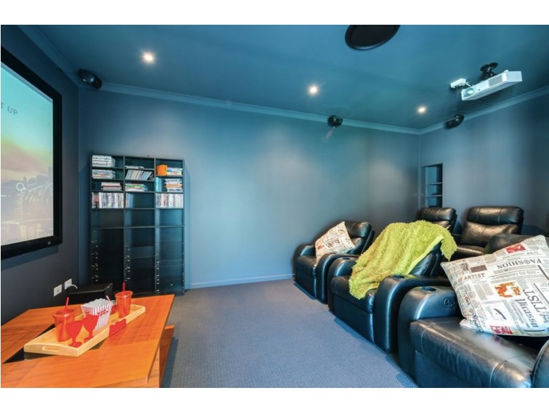 2136 Beaufort Way, Hope Island QLD 4212