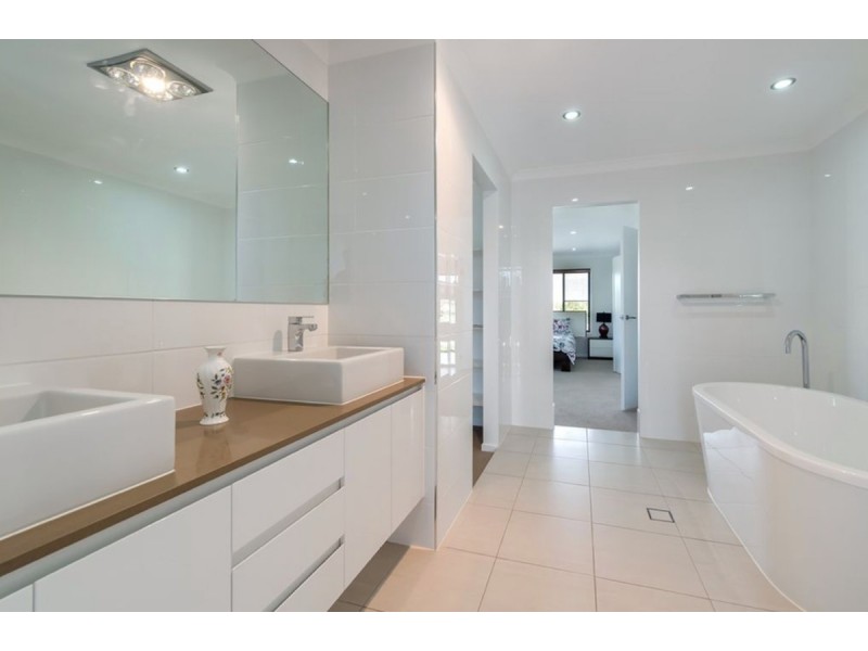 2136 Beaufort Way, Hope Island QLD 4212