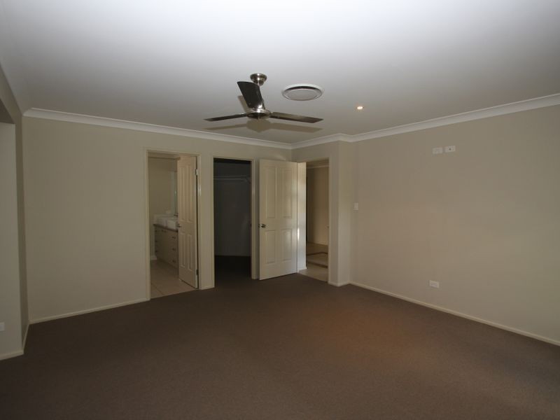 19 River Links Boulevarde East, Helensvale QLD 4212