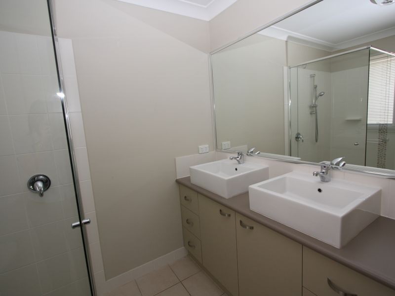 19 River Links Boulevarde East, Helensvale QLD 4212