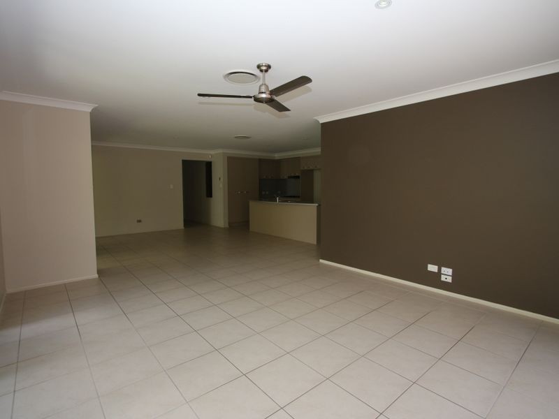 19 River Links Boulevarde East, Helensvale QLD 4212