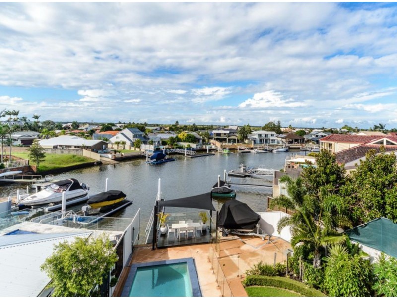 7 Wau Avenue, Runaway Bay QLD 4216