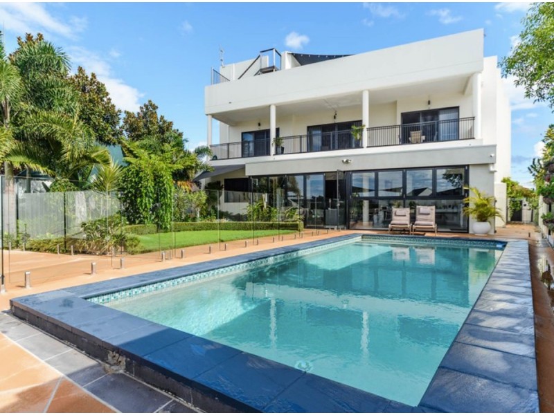 7 Wau Avenue, Runaway Bay QLD 4216