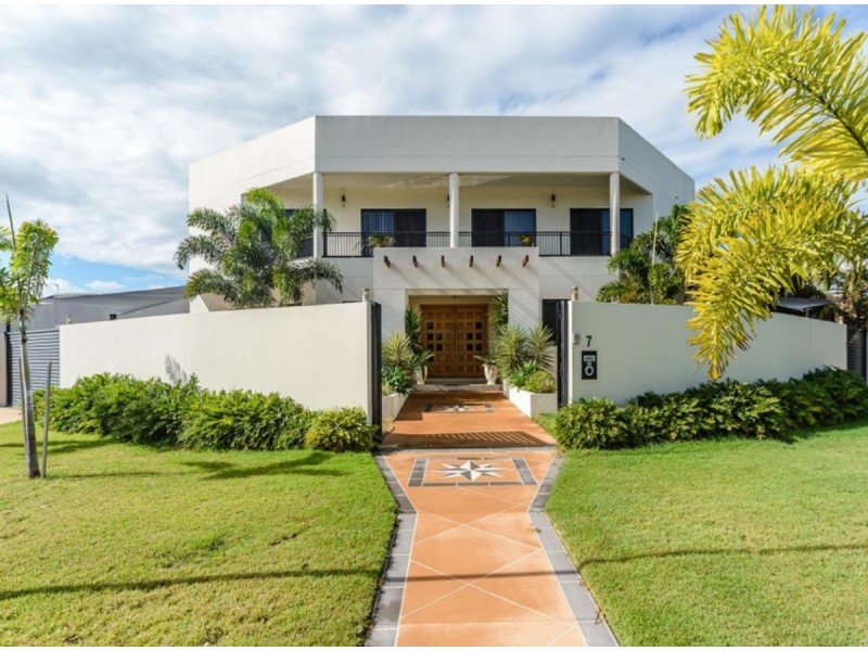 7 Wau Avenue, Runaway Bay QLD 4216