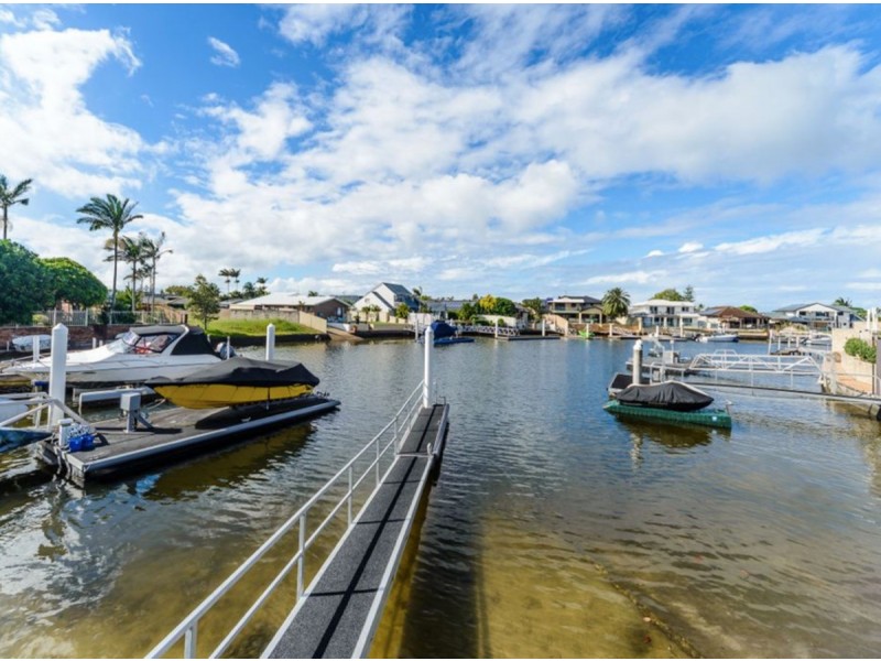7 Wau Avenue, Runaway Bay QLD 4216