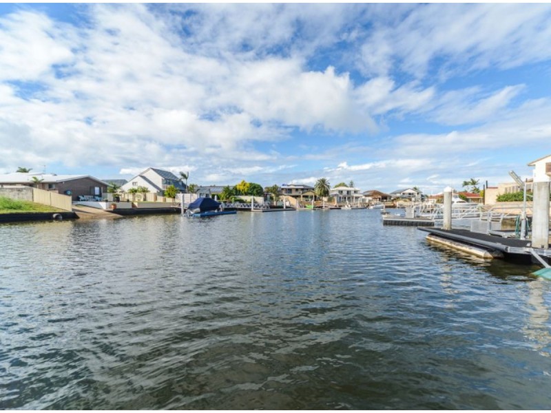 7 Wau Avenue, Runaway Bay QLD 4216