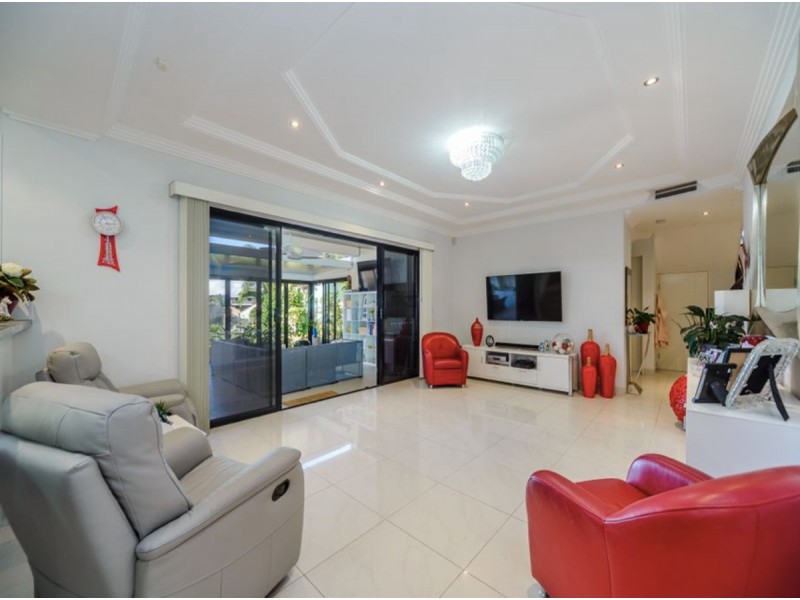 7 Wau Avenue, Runaway Bay QLD 4216