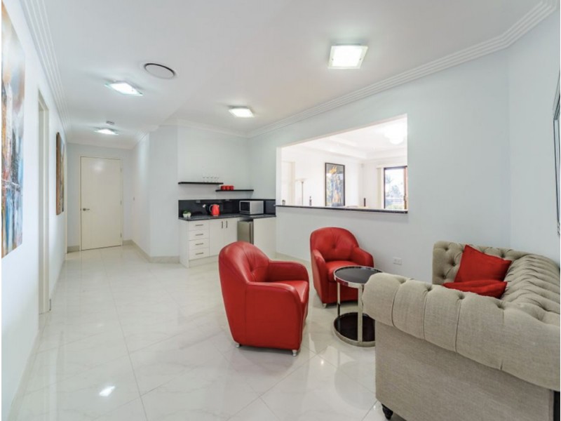 7 Wau Avenue, Runaway Bay QLD 4216