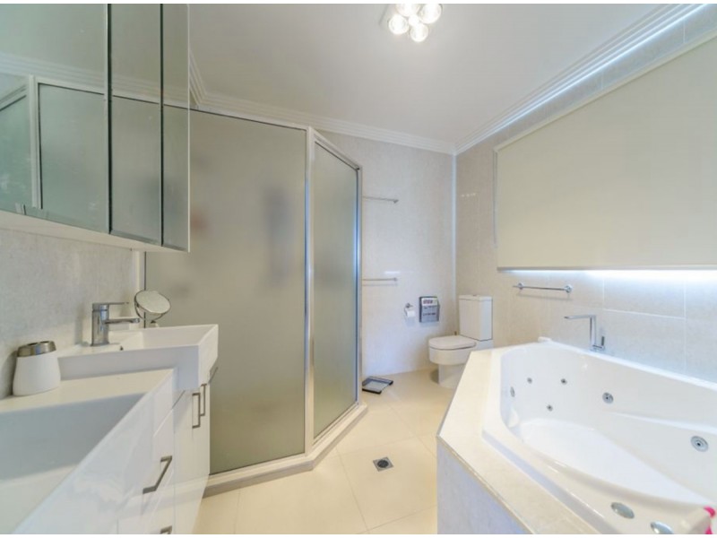 7 Wau Avenue, Runaway Bay QLD 4216