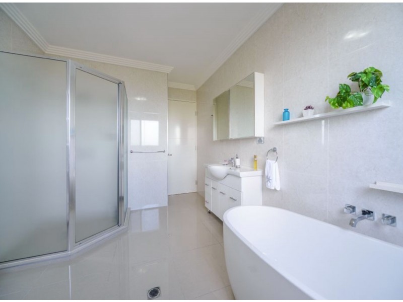7 Wau Avenue, Runaway Bay QLD 4216